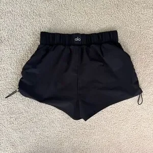 フィットネスボトムス [Alo Yoga] Cinch It Up Short Cinch It Up Short - Black | ALO
